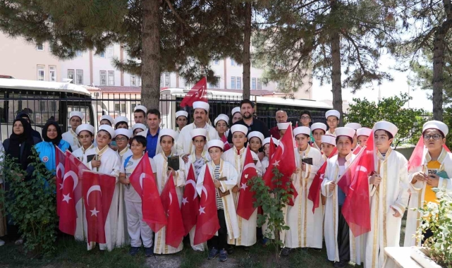 Hafız çocuklar, şehitlerin kabirleri başında Kur'an-ı Kerim okudu