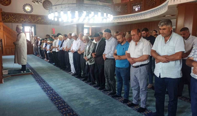Haniye için Ahlat'taki camilerde gıyabi cenaze namazı kılındı