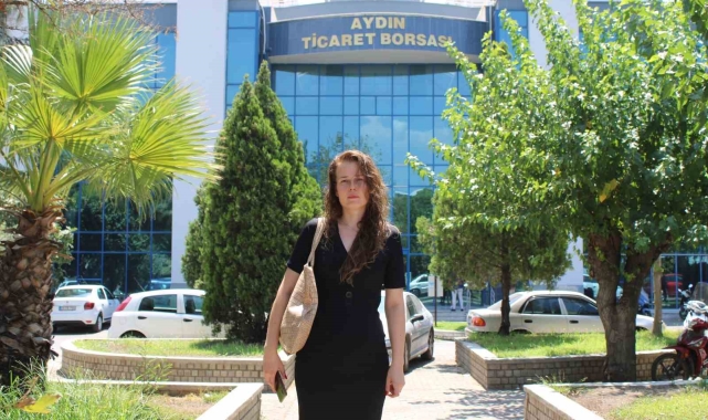 Hata yaptığı öne sürülen kadın memur iş yerine alınmayınca mesaisini kapının önünde tamamlıyor