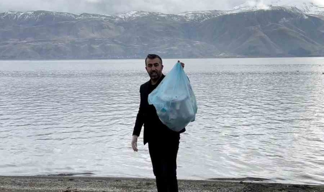 Hazar Gölü çevresindeki çöpleri elleri ile tek tek topladı
