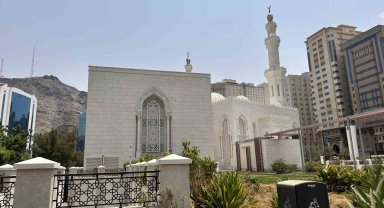 Her yıl mübarek beldeyi ziyaret eden 300 bin Türk hacı ve umreci adayının bulunduğu Azize'ye bölgesindeki büyük Katar camisi 6 yıldır kapalı tutuluyor