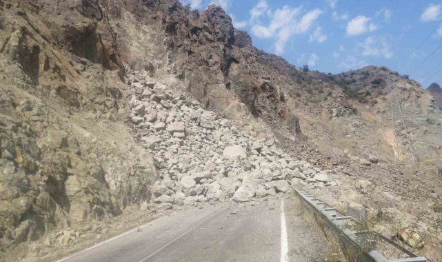 Heyelan nedeniyle Oltu - Artvin karayolu yolu kapandı