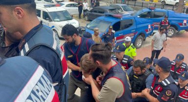 Hocovid Yaylası'nda 3 akrabasını bıçaklayarak öldürüp evlerini ateşe veren 3 kişi Araklı Adliyesi'ne getirildi