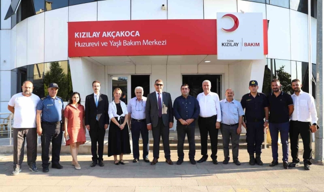 Huzurevinde kalan yaşlılarla bir araya geldi