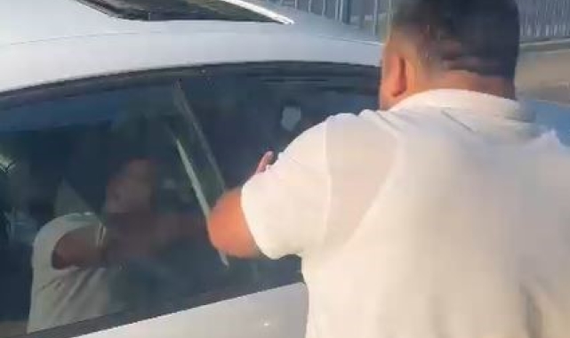 İETT şoförü araçtan inip tartıştığı sürücüye yumruk salladı, o anlar kamerada