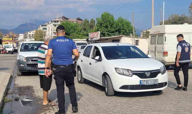 İki araca çarpan otomobilin sürücüsü yaralandı