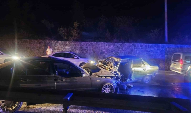 İki otomobil kafa kafaya çarpıştı: 1'i çocuk 4 yaralı