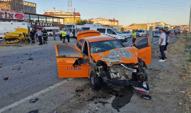 İki ticari taksi çarpıştı: 1 ölü, 2 yaralı