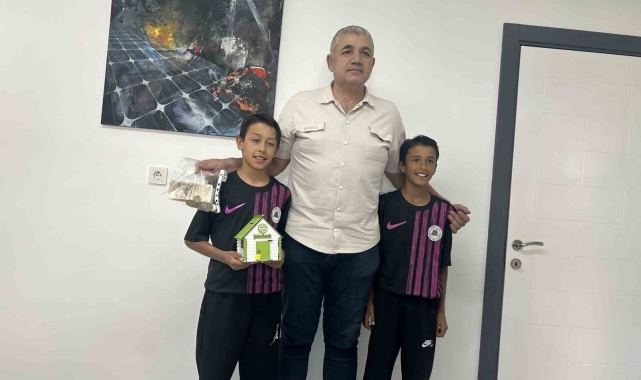İkizler, krampon paralarını Isparta 32 Spor'a bağışladılar