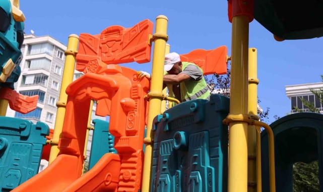 İlkadım'da parklar hem temizleniyor hem onarılıyor