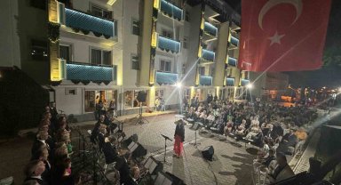 İnegöl Belediyesi Türk Müziği Korosu Oylat'ta konser verdi