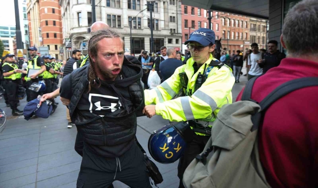 İngiltere'de devam eden şiddet olaylarında gözaltı sayısı 378'e yükseldi