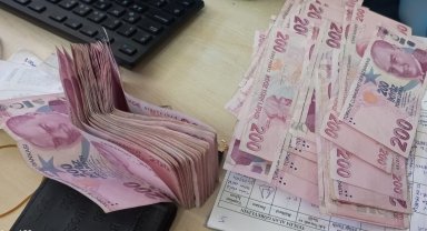 İşçi emeklisi bulduğu para dolu çantayı sahibine teslim etti