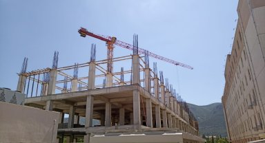 İşçinin vinçte taşınan yük üzerindeki görüntüsü yürekleri ağıza getirdi