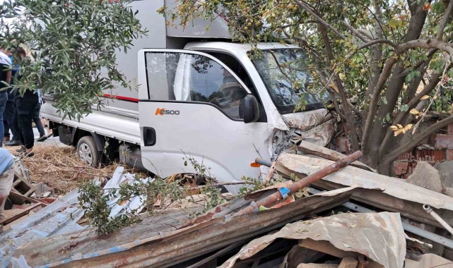Islak yolda kayan kamyonet bahçe duvarına çarptı