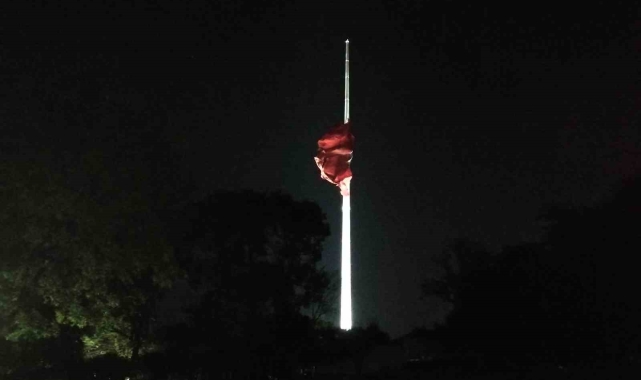 İsmail Haniye için Türk bayrakları yarıya indirildi