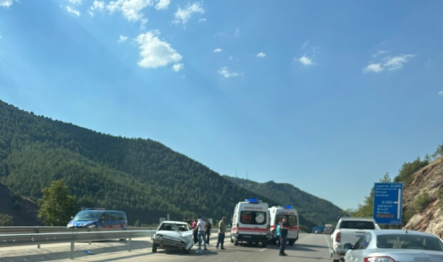 Isparta'da otomobil bariyerlere çarptı: 1'i bebek 4 yaralı