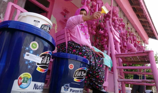 Isparta'nın 'Barbie'si Sakine teyzeye Filli Boyadan destek