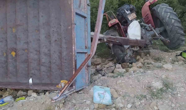 İspir'de traktör devrildi: 11 yaralı