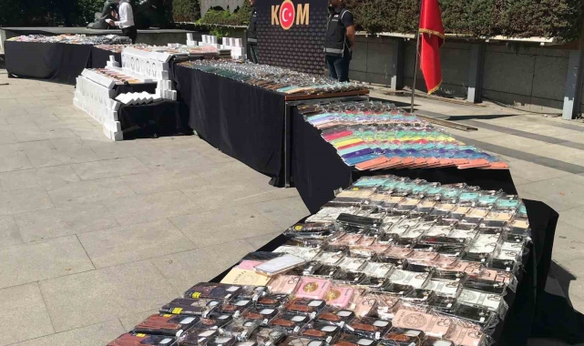İstanbul'da binlerce kaçak telefon aksesuarı ele geçirildi