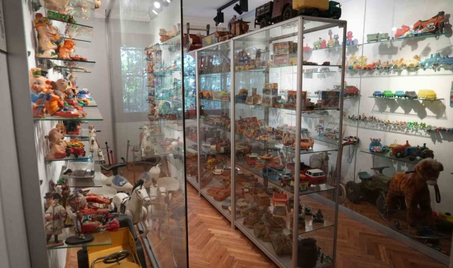 İstanbul'da bulunan nostalji koleksiyonları müzesinde 15 bin farklı ürün sergileniyor