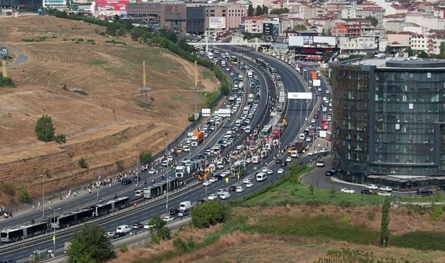 İstanbul'da iki metrobüs yol bakım çalışması nedeniyle çarpıştı