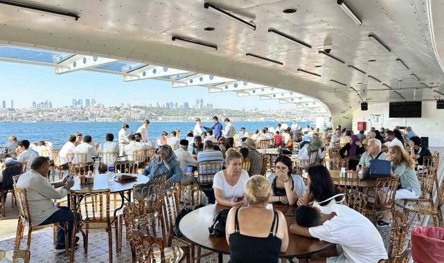 İstanbul'da öğrenci yurtlarında ücretsiz kalan emekliler boğaz turu yaptı