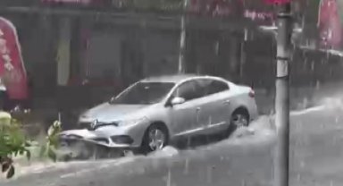 İstanbul'da yollar göle döndü, sürücüler zor anlar yaşadı