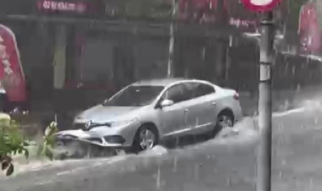 İstanbul'da yollar göle döndü, sürücüler zor anlar yaşadı