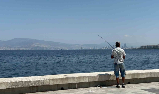 İzmir Körfez'deki felakete rağmen balık tutmaya devam ediyorlar