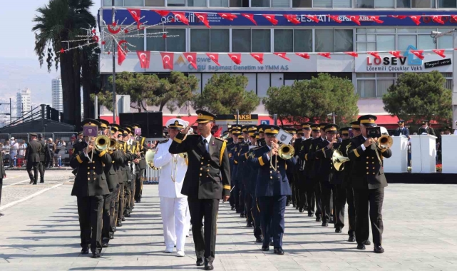 İzmir'de 30 Ağustos Zafer Bayramı coşkuyla kutlandı