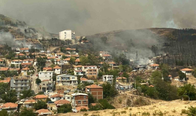 İzmir'de dün gece Yamanlar'da başlayan orman yangını evlere sıçradı. İtfaiye ekipleri olağanüstü bir çabayla yangını söndürmeye çalışıyor.
