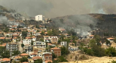 İzmir'de dün gece Yamanlar'da başlayan orman yangını evlere sıçradı. İtfaiye ekipleri olağanüstü bir çabayla yangını söndürmeye çalışıyor.
