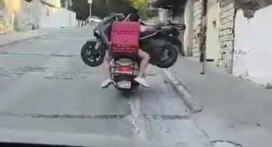 İzmir'de ilginç görüntü: Motosiklet üstünde motosiklet taşıdılar