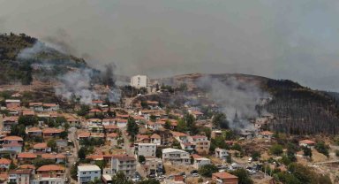 İzmir'deki orman yangını yerleşim yerlerine sıçradı: Bazı evler kül oldu