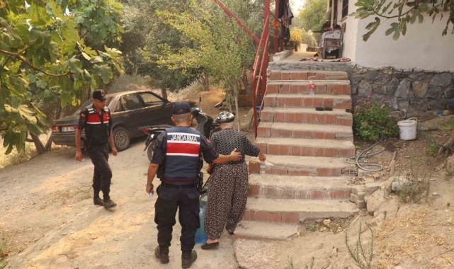 Jandarmanın yardım eli vatandaşlara uzandı