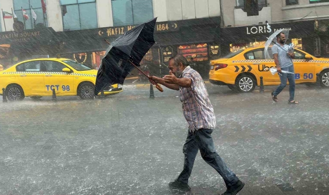 Kabataş'ta tramvay yolu su kanalına döndü, seferler durdu