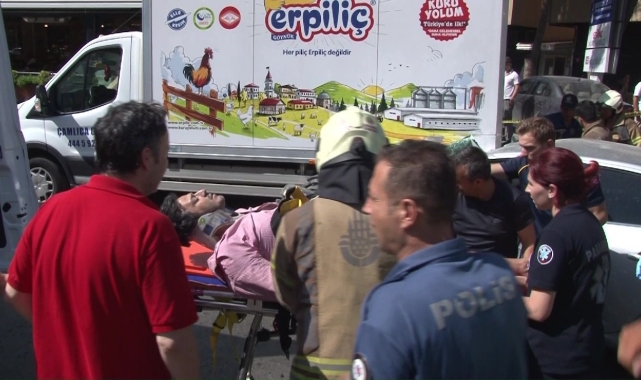 Kadıköy'de otomobil tavuk yüklü kamyonete çarptı: 1 yaralı