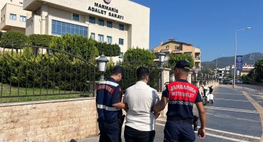 Kadın şüpheli erkek kılığında yakalandı