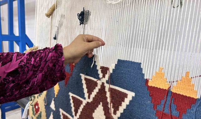 Kadınlar ilmik atarak kazanç elde etmek için çıktıkları yolda ilk kilimi bitirdiler