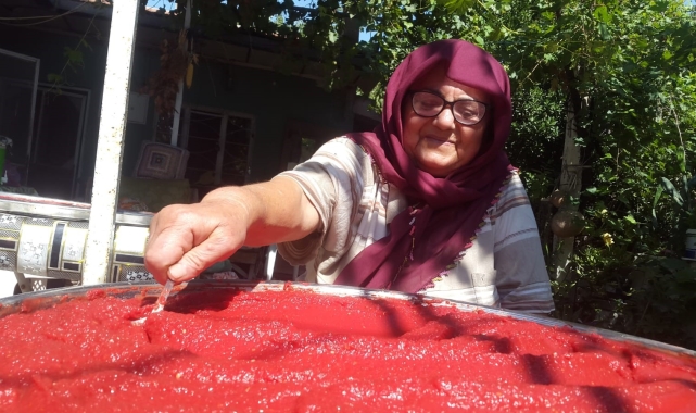 Kadınlar salça yapımına başladı