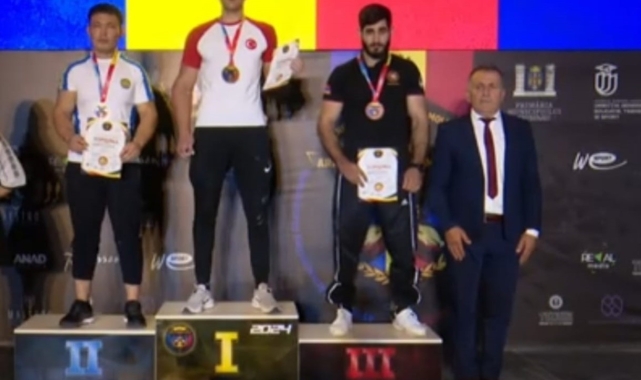 Kağıtspor'un bilek güreşçileri dünya şampiyonu