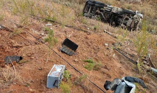 Kamyon şarampole devrildi: 2 yaralı