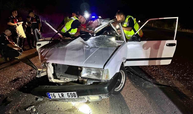 Kamyona çarpan Tofaş otomobilin çatısı uçtu: 3 ağır yaralı