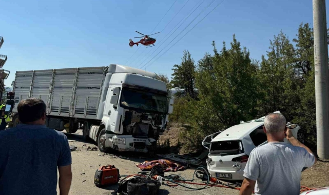 Kamyonla otomobil kafa kafaya çarpıştı: 1 ölü, 3 yaralı