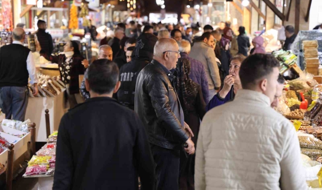 Kapalı Çarşı'daki gurbetçi yoğunluğu esnafın yüzünü güldürdü