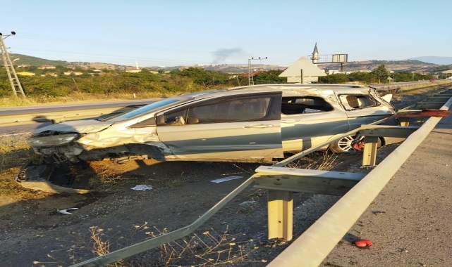 Karabük'te refüje çarpan hafif ticari araçtaki çocuk öldü, 2 kişi yaralandı