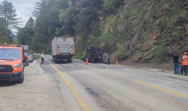 Karabük&#039;te asfalt yüklü kamyon devrildi: 3 yaralı