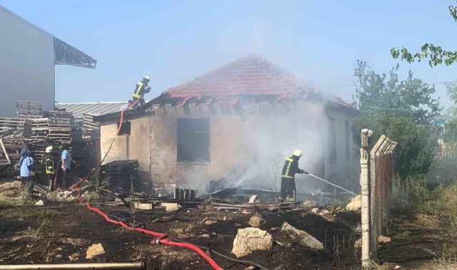 Karaman'da tutuşan kuru otlar müstakil evi yaktı