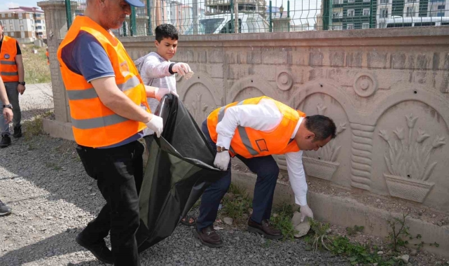 Kars Belediye Başkanı Senger, çevre temizliğine katıldı